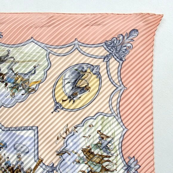 Authentic HERMES Pleated Carre90 LES CHEVAUX DES MOGHOLS scarf silk [Used] - Picture 4 of 10